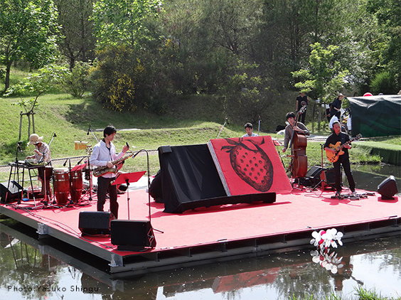 Open-air Performance #3 ／ spring 2016 <i>Strawberry Express</i>