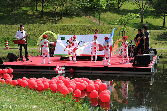 Open-air Performance #3 ／ spring 2016 <i>Strawberry Express</i>